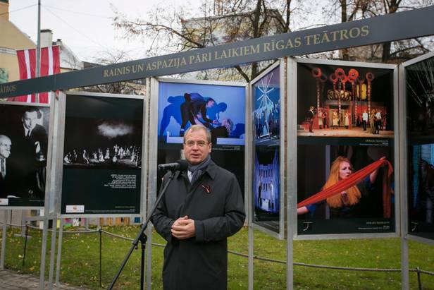 Līvu laukumā atklāta vides izstāde „Rainis un Aspazija pāri laikiem Rīgas teātros”