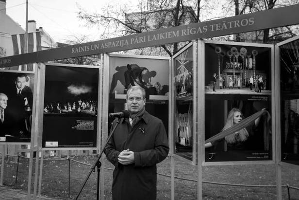 Līvu laukumā atklāta vides izstāde „Rainis un Aspazija pāri laikiem Rīgas teātros”