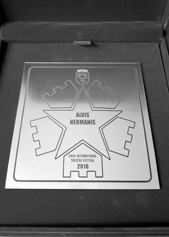 Alvis Hermanis Sibiu Starptautiskā teātra festivāla laikā saņēmis Sibiu Slavas alejas zvaigzni
