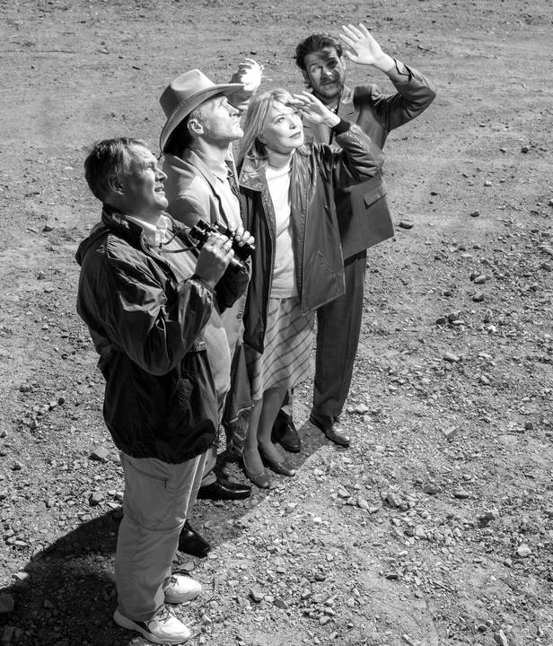 NEZINĀMS OBJEKTS IR PIEZEMĒJIES